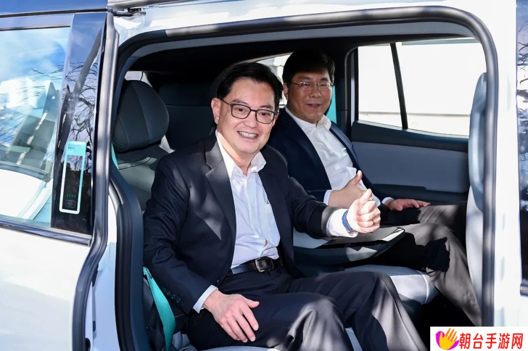 新加坡副总理王瑞杰到访百度，李彦宏陪同试乘萝卜快跑无人驾驶汽车